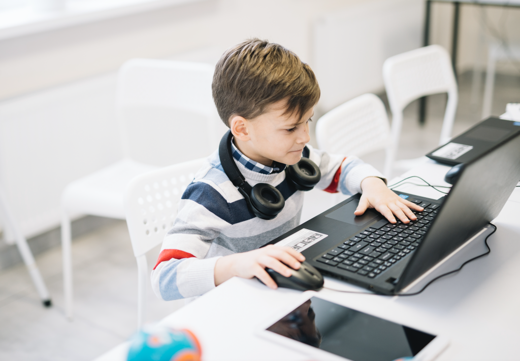 Bambini didattica a distanza con il computer
