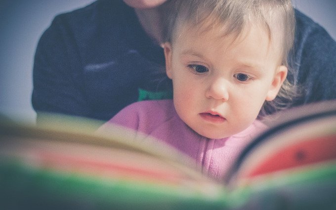 leggere ai neonati da che eta fa bene benefici cosa capiscono 2